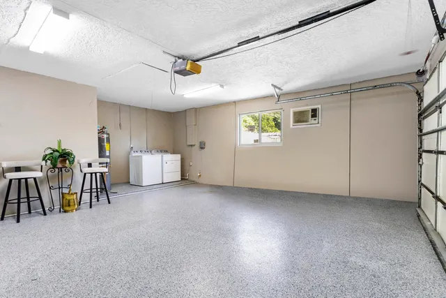 a view of livingroom with furniture and a ceiling fan