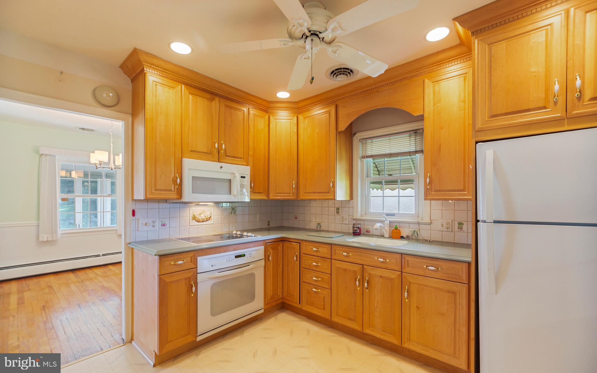 2924 Larkin Road Marcus Hook, PA 19061 - Photo 4 of 22 Kitchen