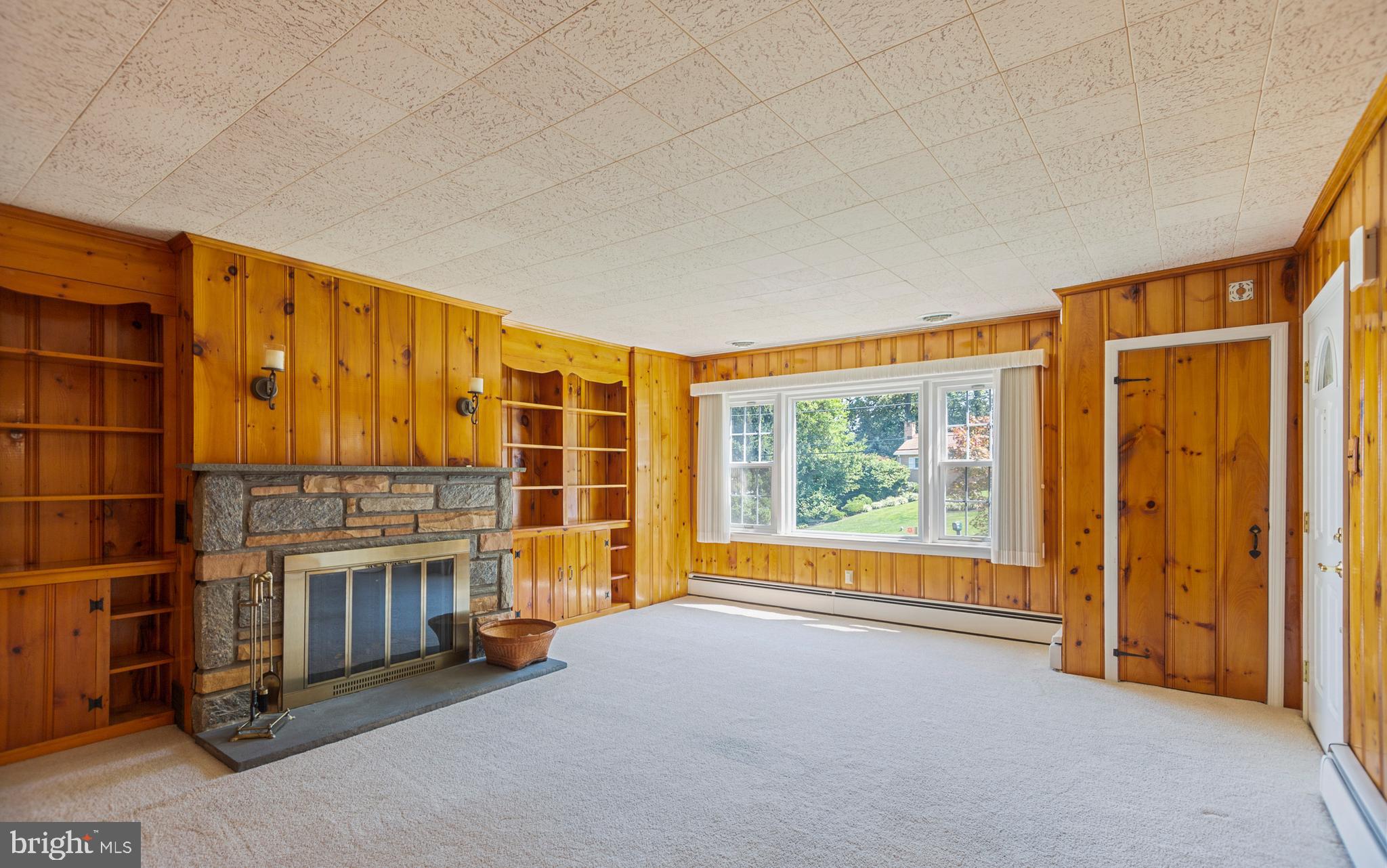 2924 Larkin Road Marcus Hook, PA 19061 - Photo 6 of 22 Living Room