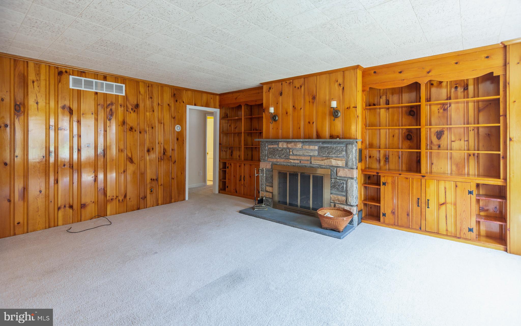 2924 Larkin Road Marcus Hook, PA 19061 - Photo 7 of 22 Living Room