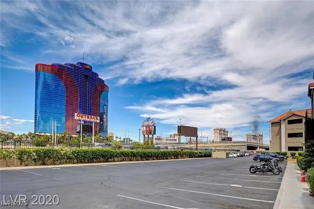 $2,995 | 4200 South Valley View Boulevard, Unit 2001, Las Vegas, NV 89103