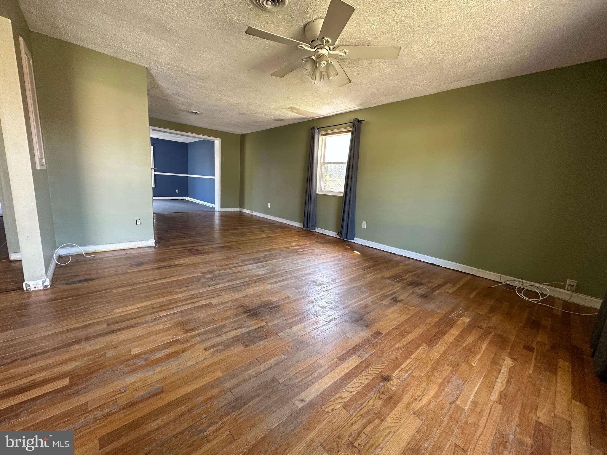 11903 Indigo Road Silver Spring, MD 20906 - Photo 6 of 29 Living Room