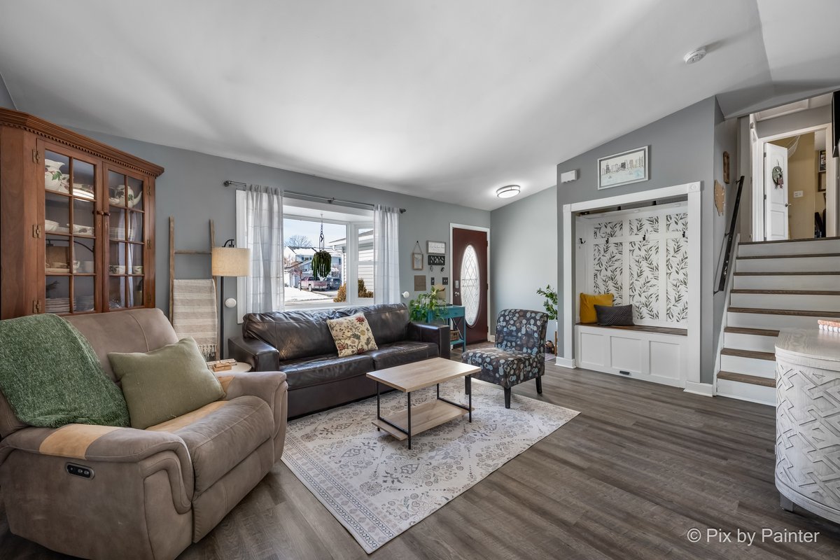 320 Homestead Drive Bolingbrook, IL 60440 - Photo 2 of 33 a living room with furniture and wooden floor