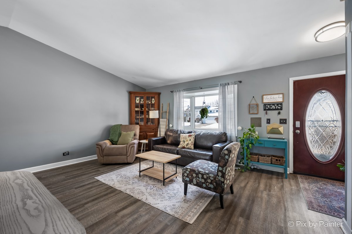 320 Homestead Drive Bolingbrook, IL 60440 - Photo 3 of 33 a living room with furniture and a wooden floor