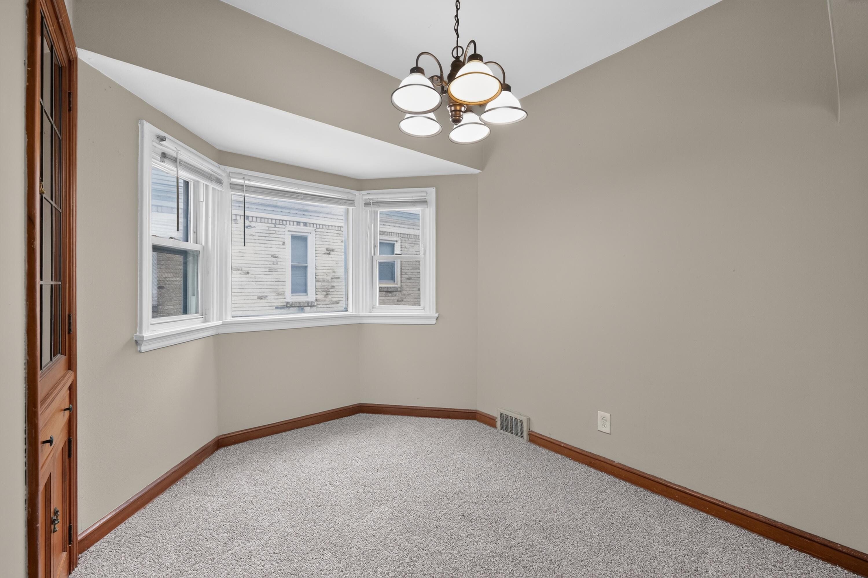 4109 North 39th Street Milwaukee, WI 53216 - Photo 22 of 37 18_4109_N_39th_St-Living_room-8702