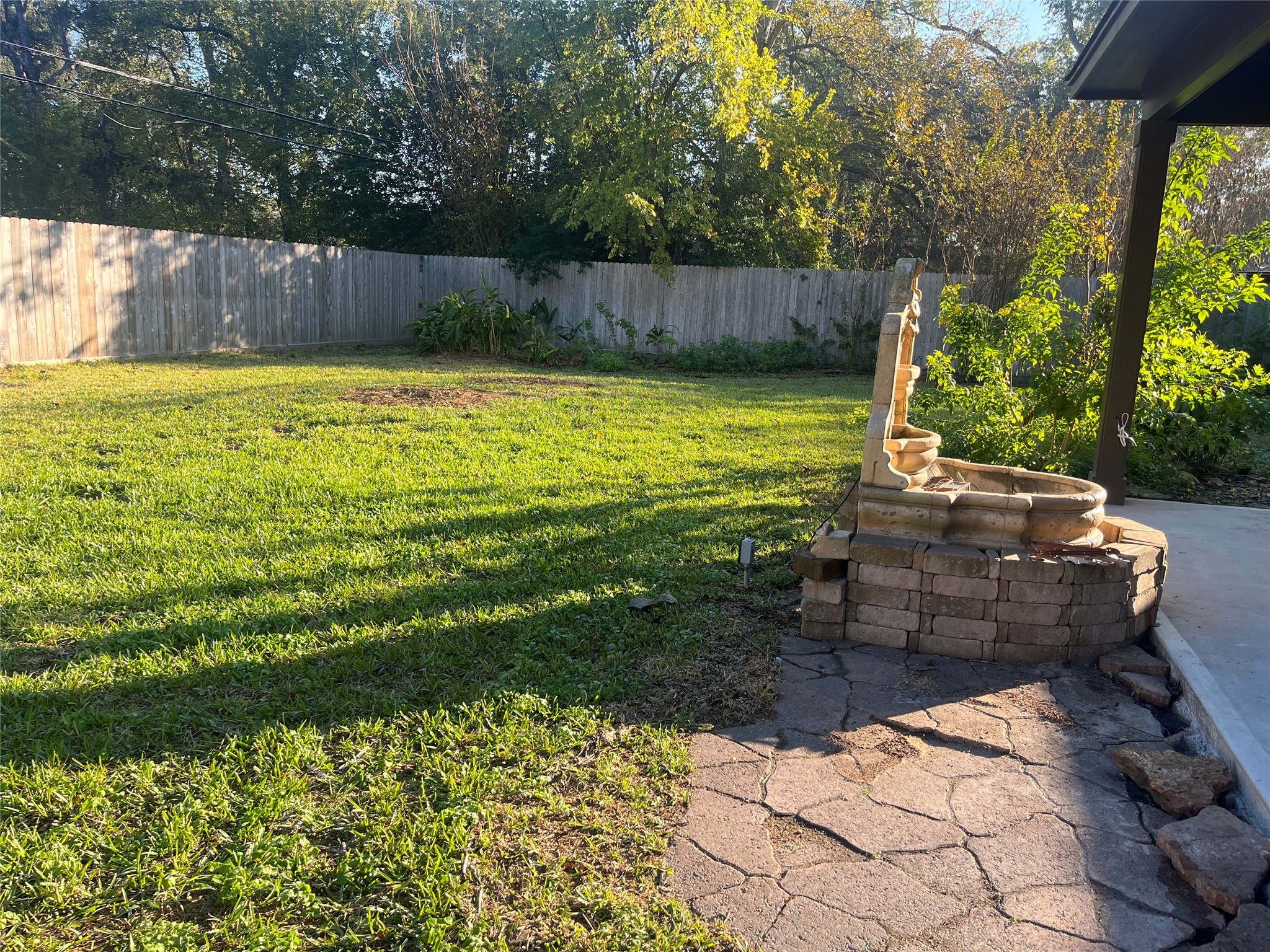8910 Greiner Drive Houston, TX 77080 - Photo 19 of 21 Spacious back yard