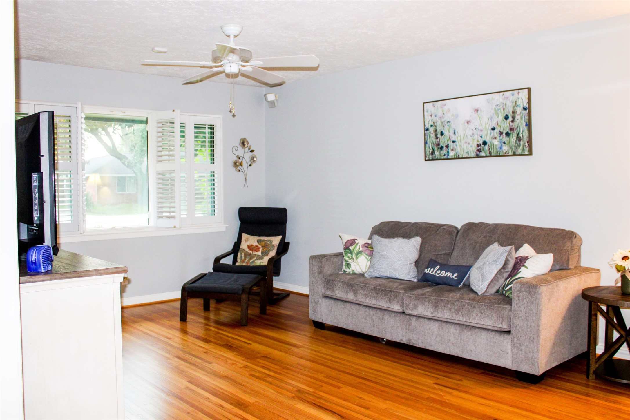 8910 Greiner Drive Houston, TX 77080 - Photo 4 of 21 Living Room