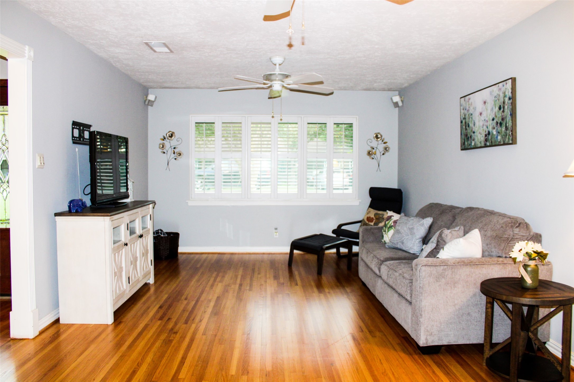 8910 Greiner Drive Houston, TX 77080 - Photo 5 of 21 Living Room