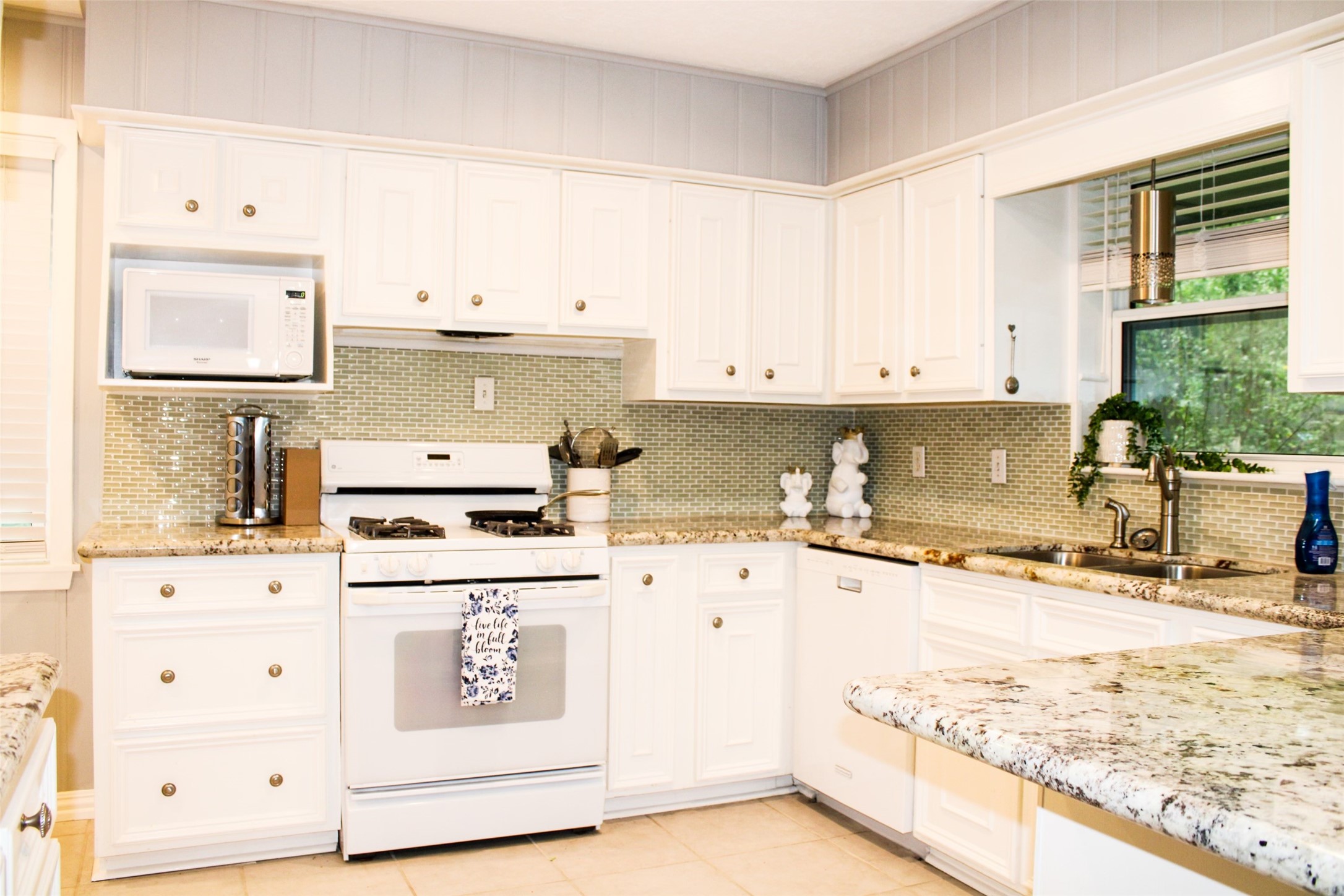 8910 Greiner Drive Houston, TX 77080 - Photo 9 of 21 Kitchen