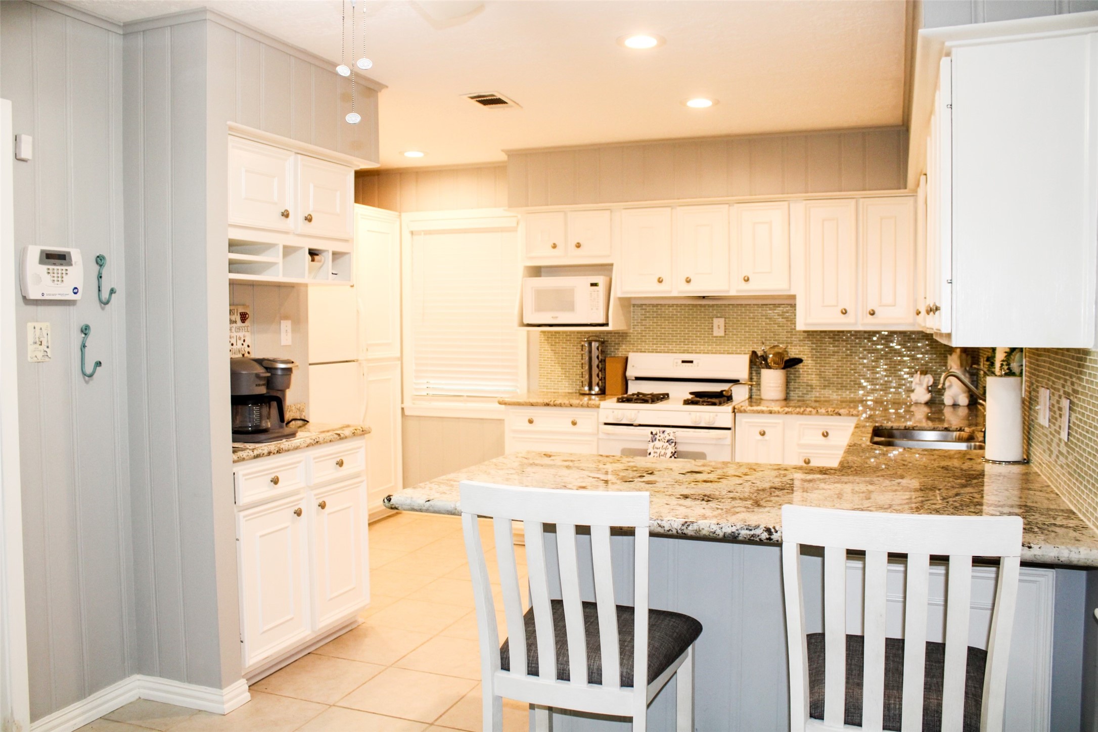 8910 Greiner Drive Houston, TX 77080 - Photo 10 of 21 Breakfast bar