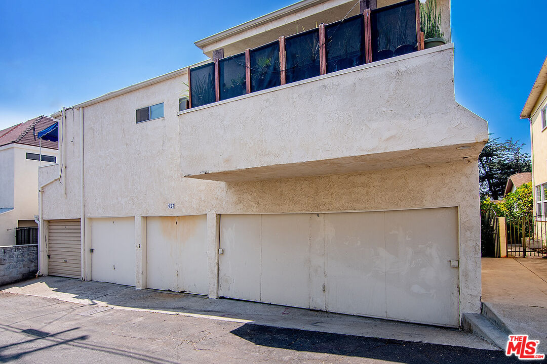 923 17th Street, Unit 3 Santa Monica, CA 90403 - Photo 22 of 22 a view of front door