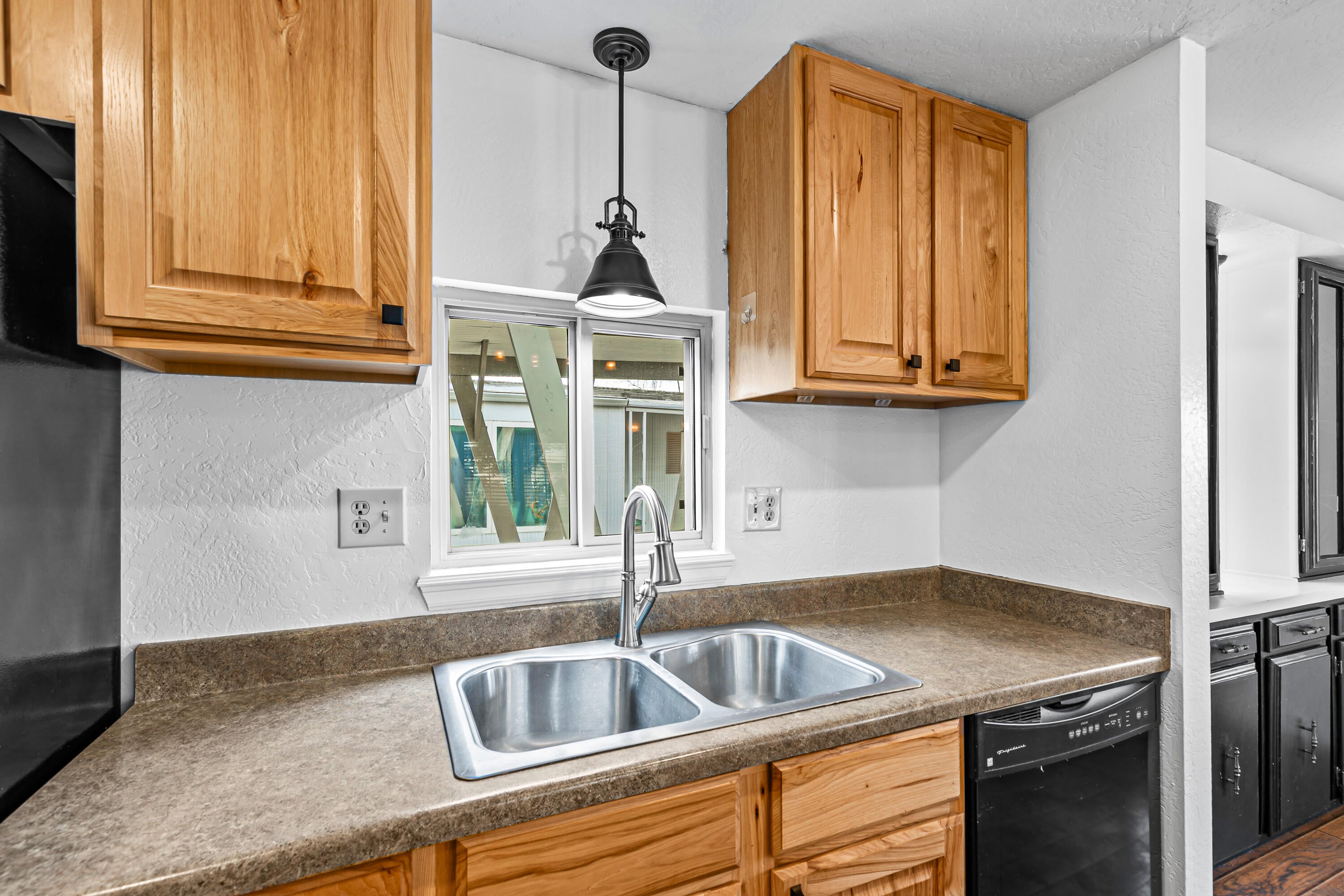 2252 Table Rock Road, Unit 222 Medford, OR 97501 - Photo 10 of 37 Kitchen