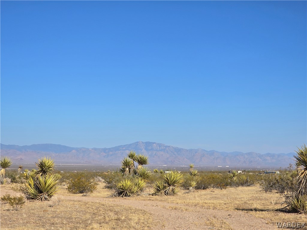 2821 Hopi Road Golden Valley, AZ 86413 - Photo 16 of 30 a view of a sky from a beach