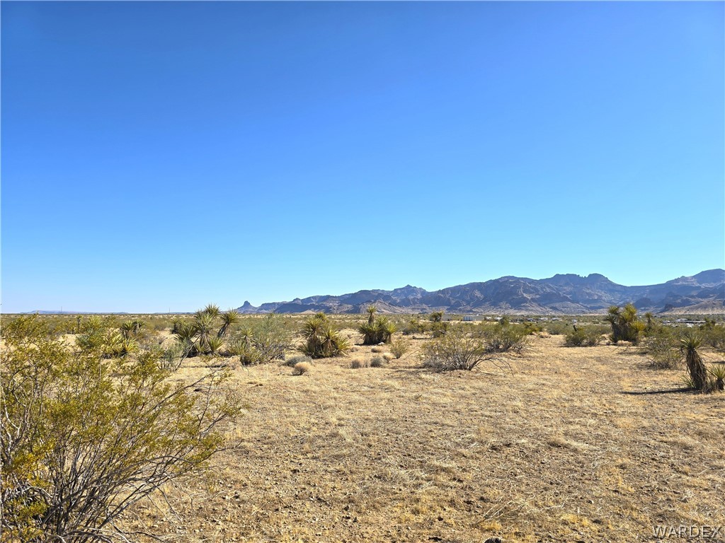 2821 Hopi Road Golden Valley, AZ 86413 - Photo 5 of 30 a view of an ocean and a mountain