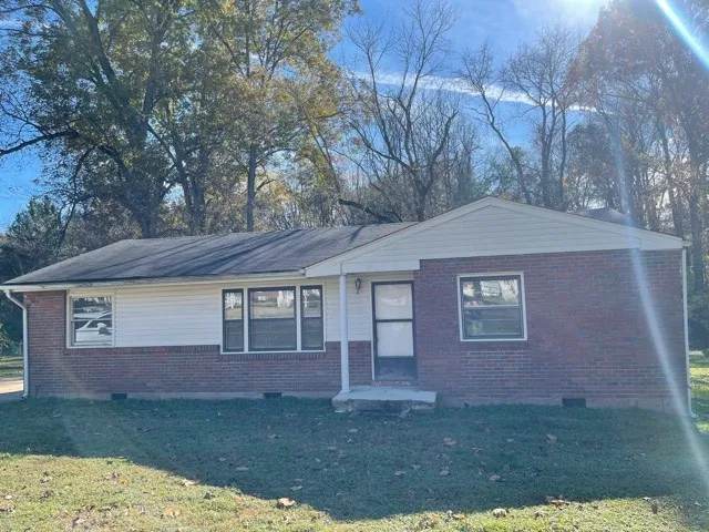 a view of a yard in front of a house