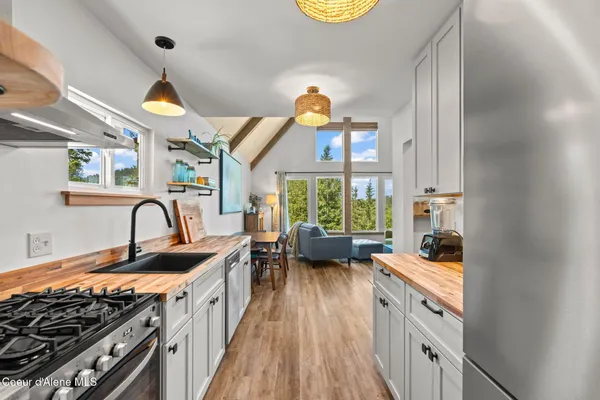 $925,000 | 723 Trout Creek Road, Hope, ID 83836