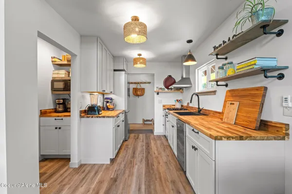 $925,000 | 723 Trout Creek Road, Hope, ID 83836