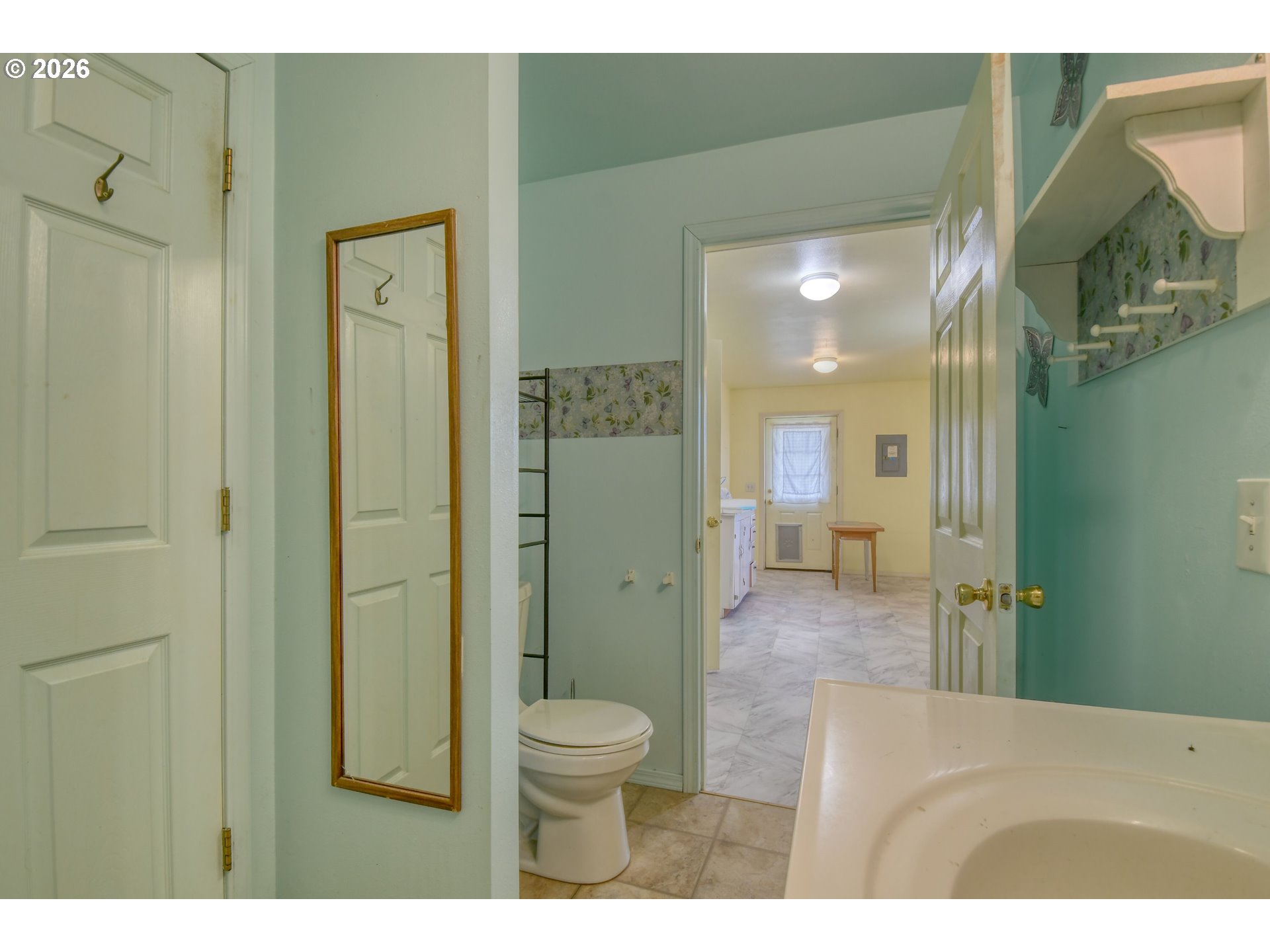 554 West High Street Athena, OR 97813 - Photo 27 of 46 a bathroom with a toilet a sink and shower