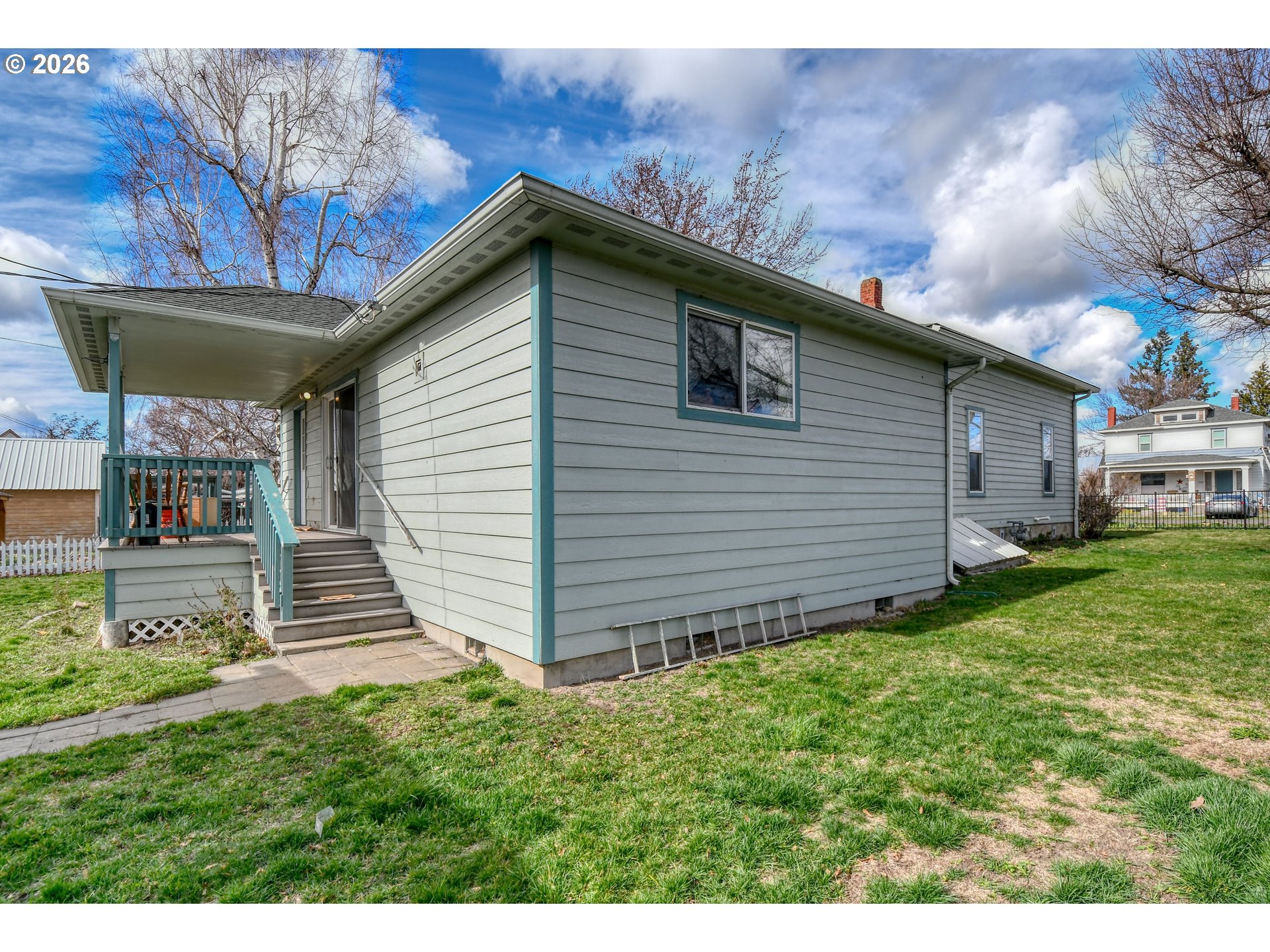 554 West High Street Athena, OR 97813 - Photo 37 of 46 a front view of a house with a garden