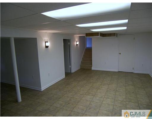 5 Huntington Road Edison, NJ 08820 - Photo 5 of 7 a view of a hallway