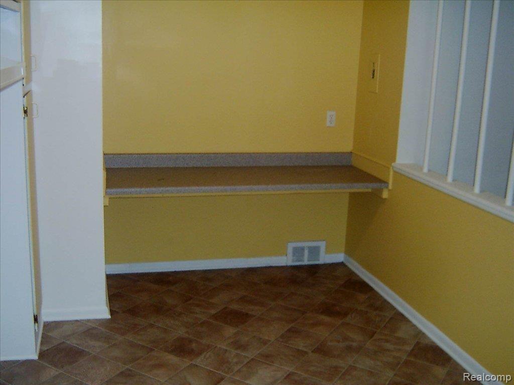 29781 Fall River Road Southfield, MI 48076 - Photo 13 of 16 S2400378
