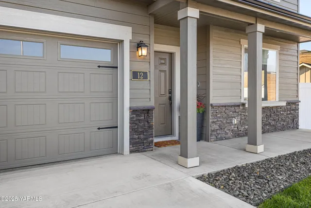 a view of livingroom with natural light