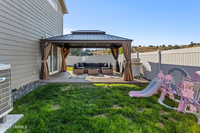 a view of a house with a backyard