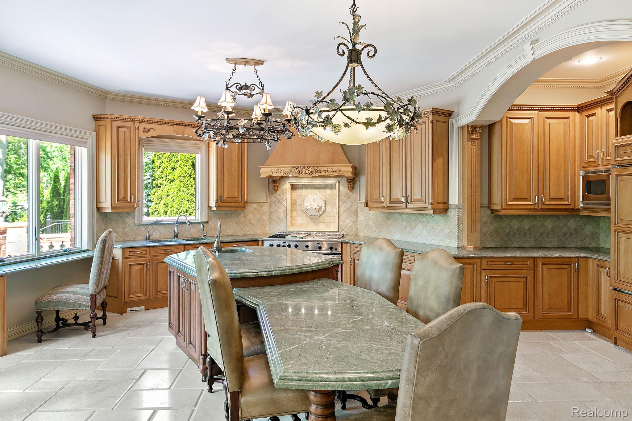 255 Camelot Way Rochester, MI 48306 - Photo 15 of 49 Gallery Image 15