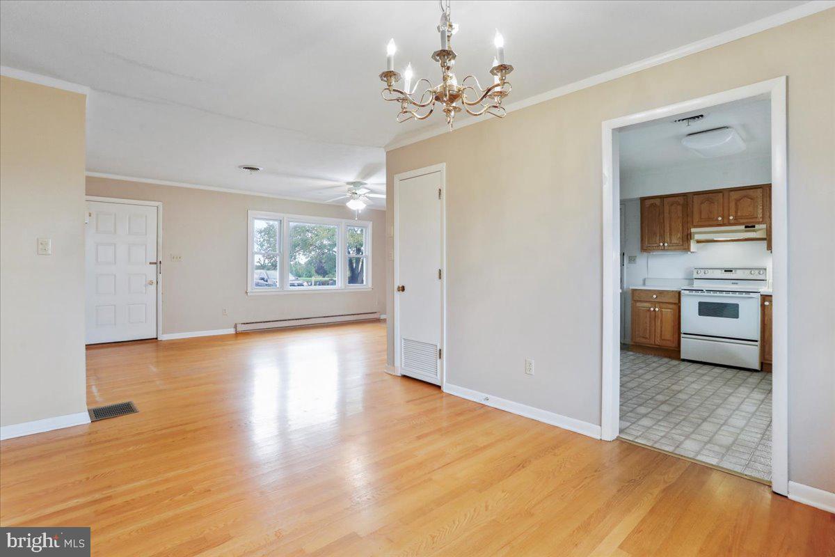 464 Mill Road Woodstock, VA 22664 - Photo 7 of 21 Dining/Living