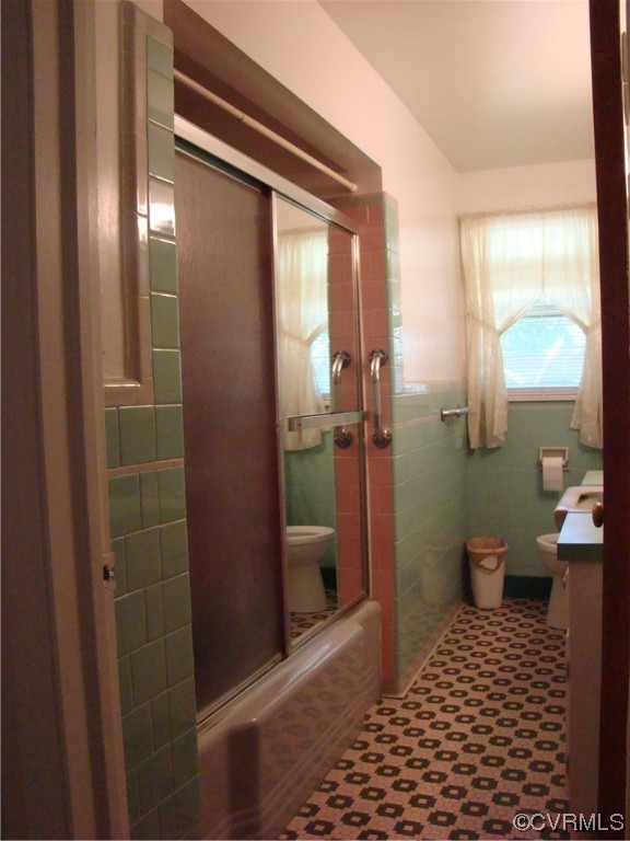 15320 Harrowgate Road Chester, VA 23831 - Photo 7 of 28 a bathroom with a glass door shower