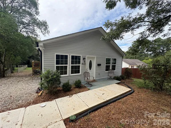 a view of a house with backyard
