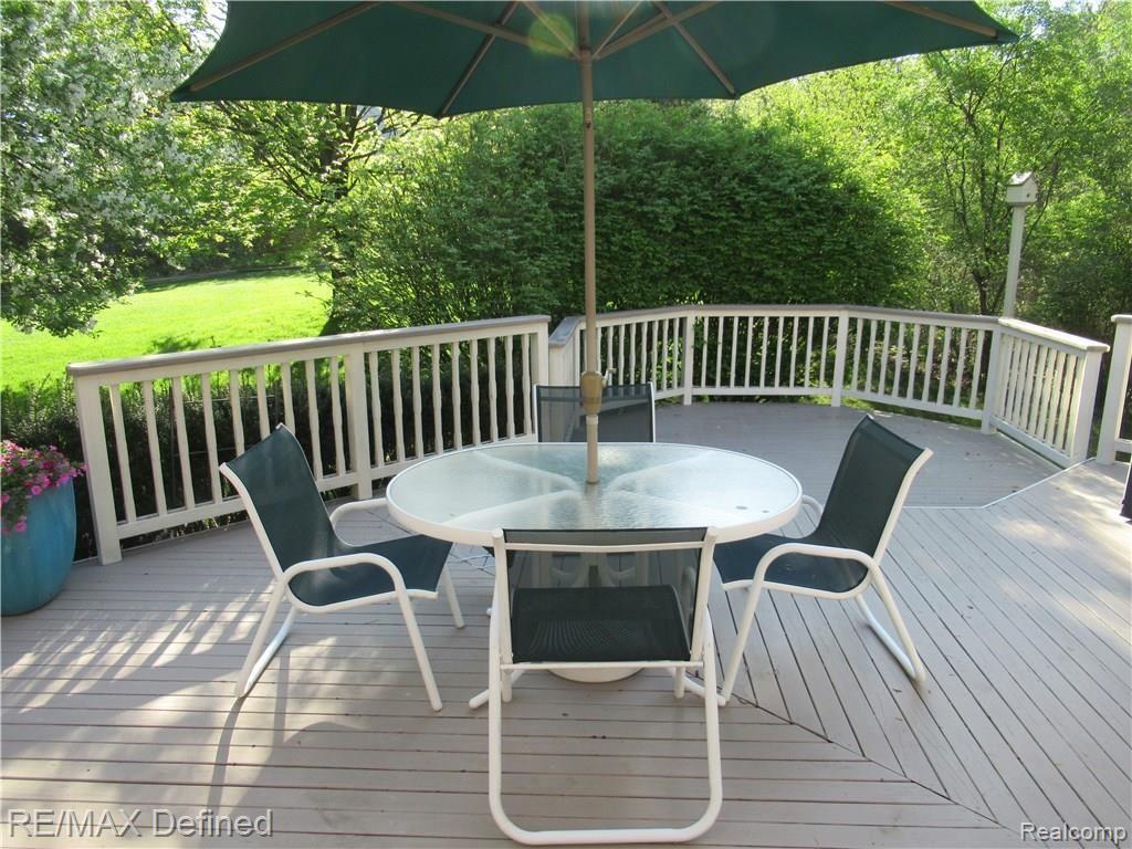 4963 Manchester Court Rochester, MI 48306 - Photo 26 of 31 Deck View II