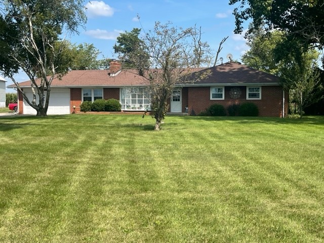 4059 Sunset Road Clinton, IL 61727 - Photo 2 of 55 a front view of a house with a garden