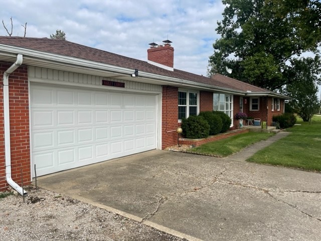 4059 Sunset Road Clinton, IL 61727 - Photo 4 of 55 a front view of a house with garden