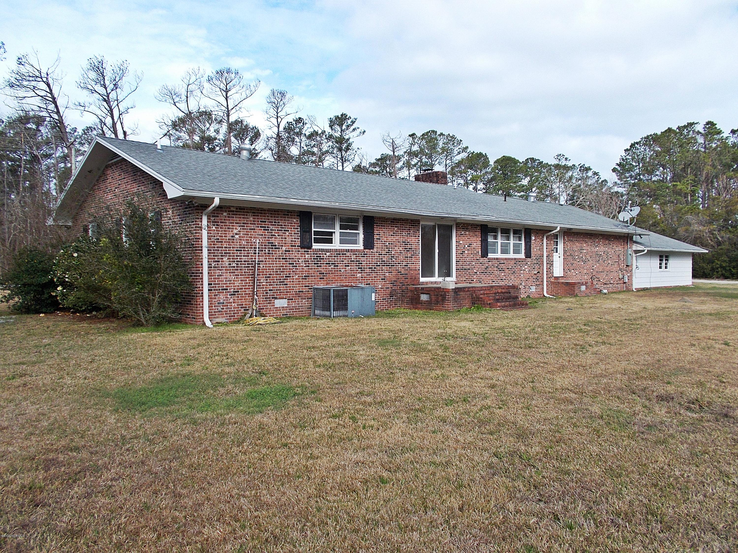 2301 Country Club Road Morehead City, NC 28557 - Photo 2 of 11 Rear