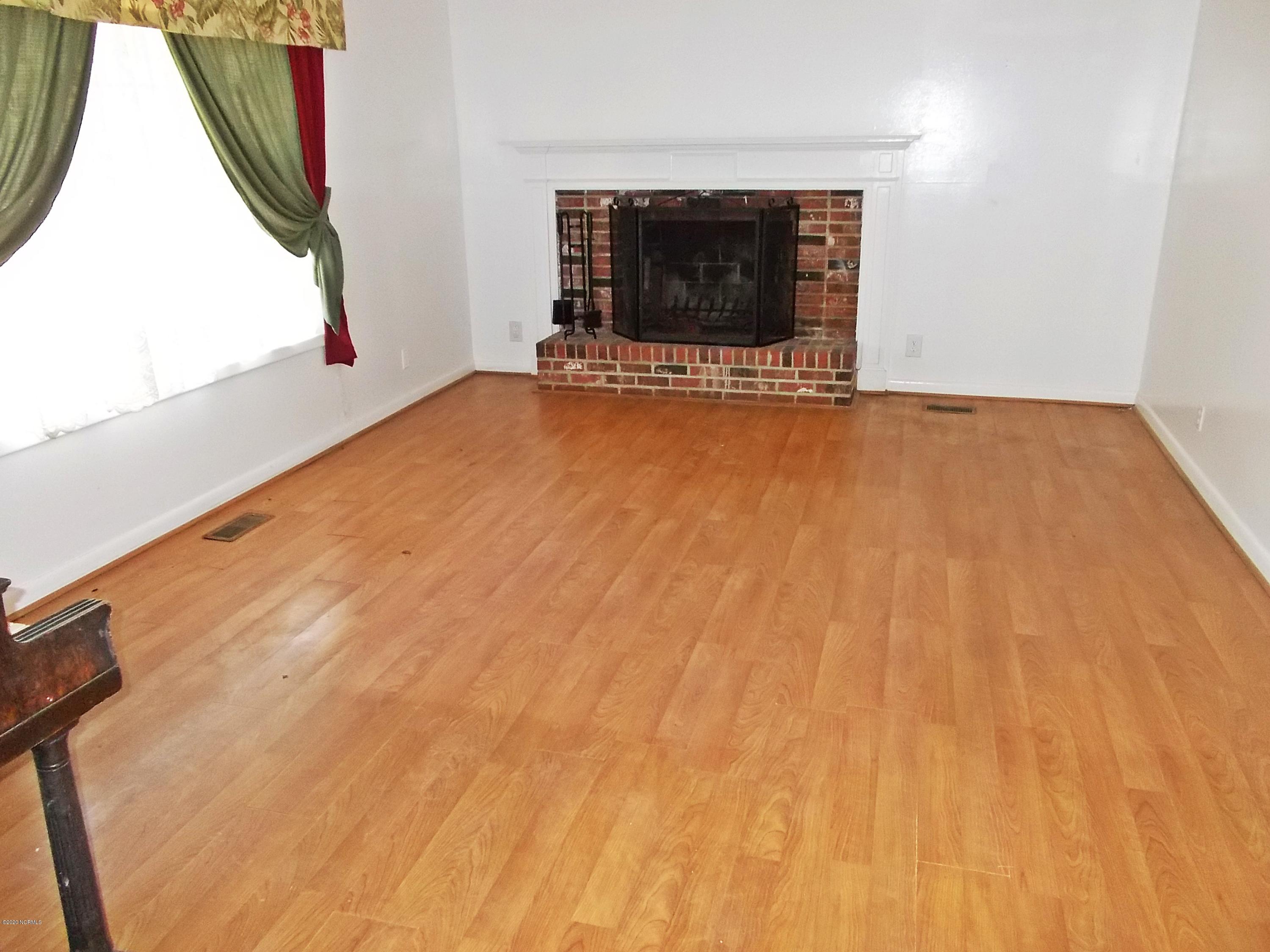 2301 Country Club Road Morehead City, NC 28557 - Photo 4 of 11 Living Room