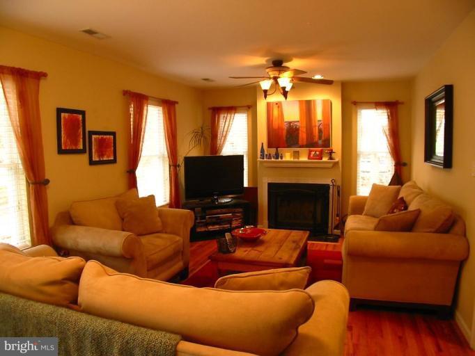 1322 Harbor Road Annapolis, MD 21403 - Photo 2 of 30 Living Room