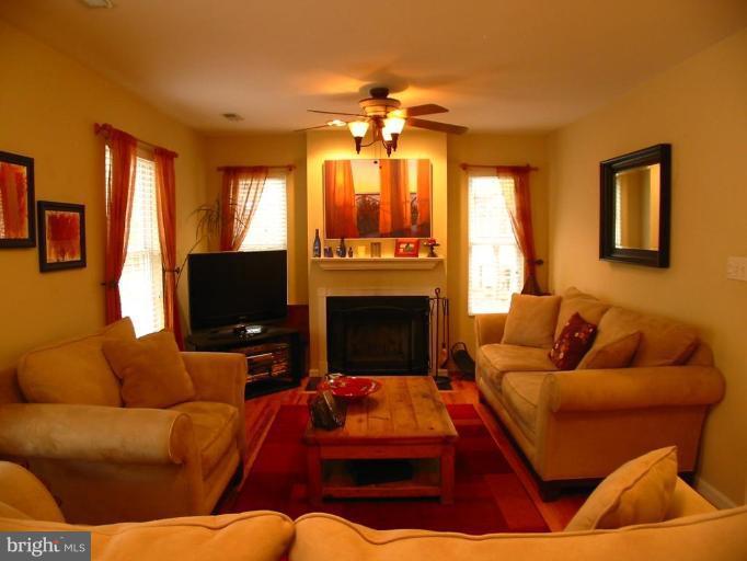 1322 Harbor Road Annapolis, MD 21403 - Photo 12 of 30 Living Room #3