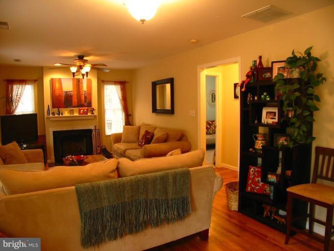 1322 Harbor Road Annapolis, MD 21403 - Photo 13 of 30 Living Room