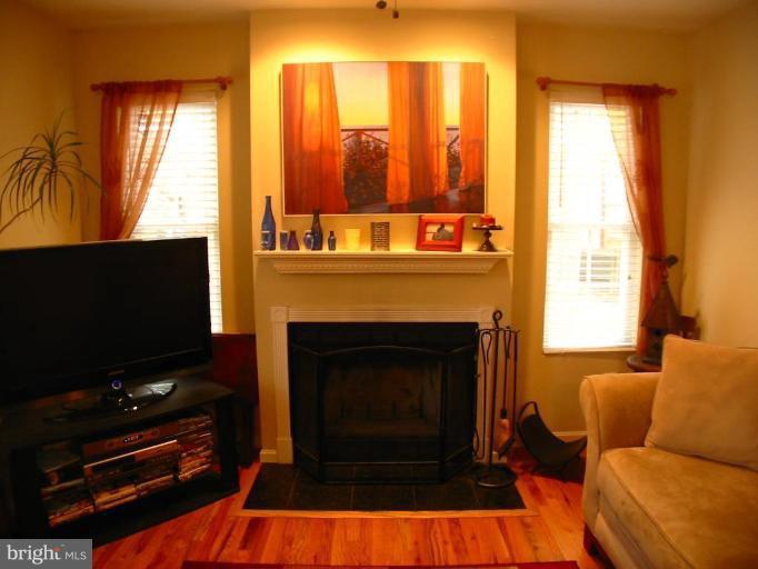 1322 Harbor Road Annapolis, MD 21403 - Photo 14 of 30 Wood Burning Fireplace, Perfect for Chilly Nights!