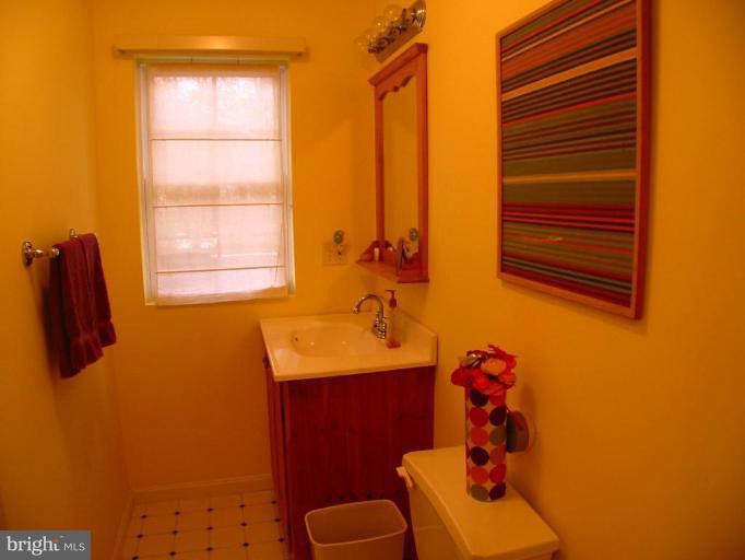 1322 Harbor Road Annapolis, MD 21403 - Photo 19 of 30 Full Bathroom on Main Level