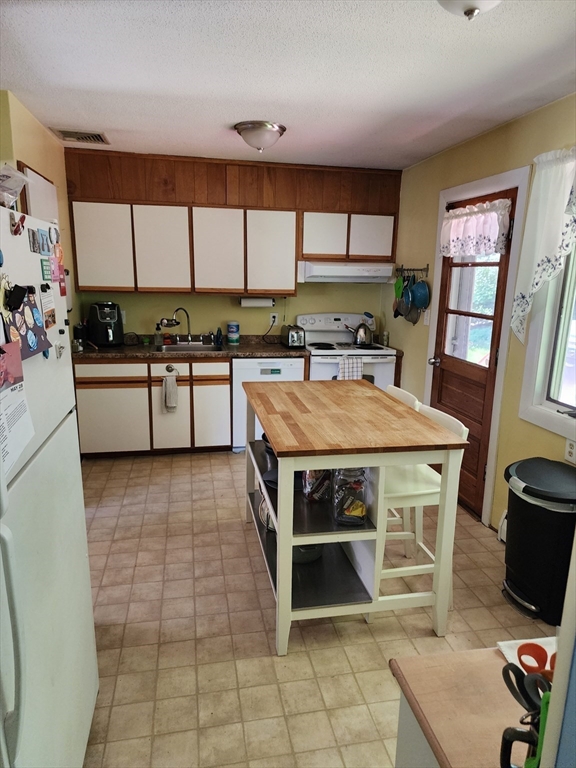 2 Edgehill Road Peabody, MA 01960 - Photo 8 of 30 Gallery Image 8