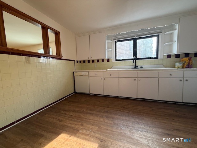 34 New Haven Avenue Waterbury, CT 06708 - Photo 8 of 14 a spacious bathroom with a vanity and a window
