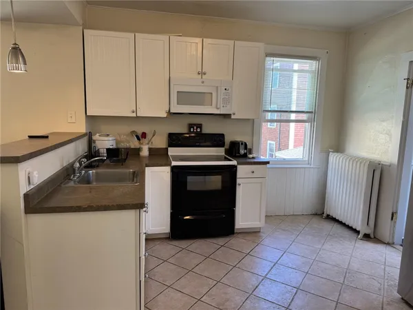 $4,200 | 9 Ann Street, Unit 2, Newport, RI 02840