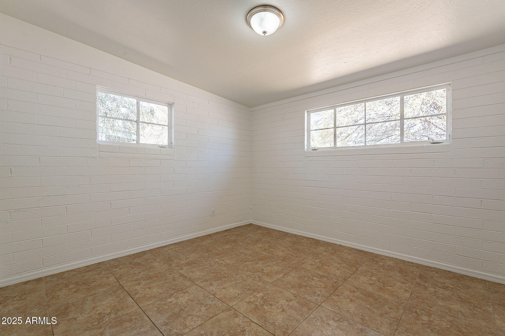 551 West Harding Avenue Coolidge, AZ 85128 - Photo 32 of 52 an empty room with windows