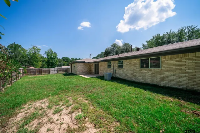 a view of a backyard with plants and a backyard