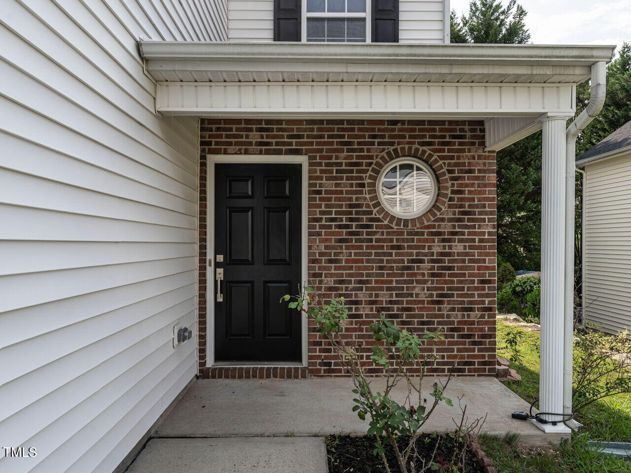 1525 Cricket Ridge Drive Raleigh, NC 27610 - Photo 5 of 21 004-1280x960-front-porch