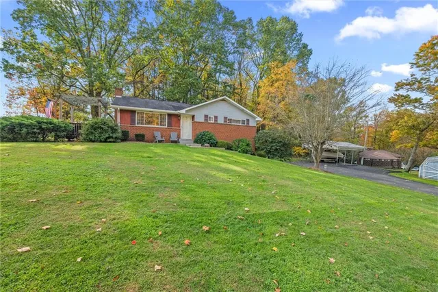 a view of a house with a yard