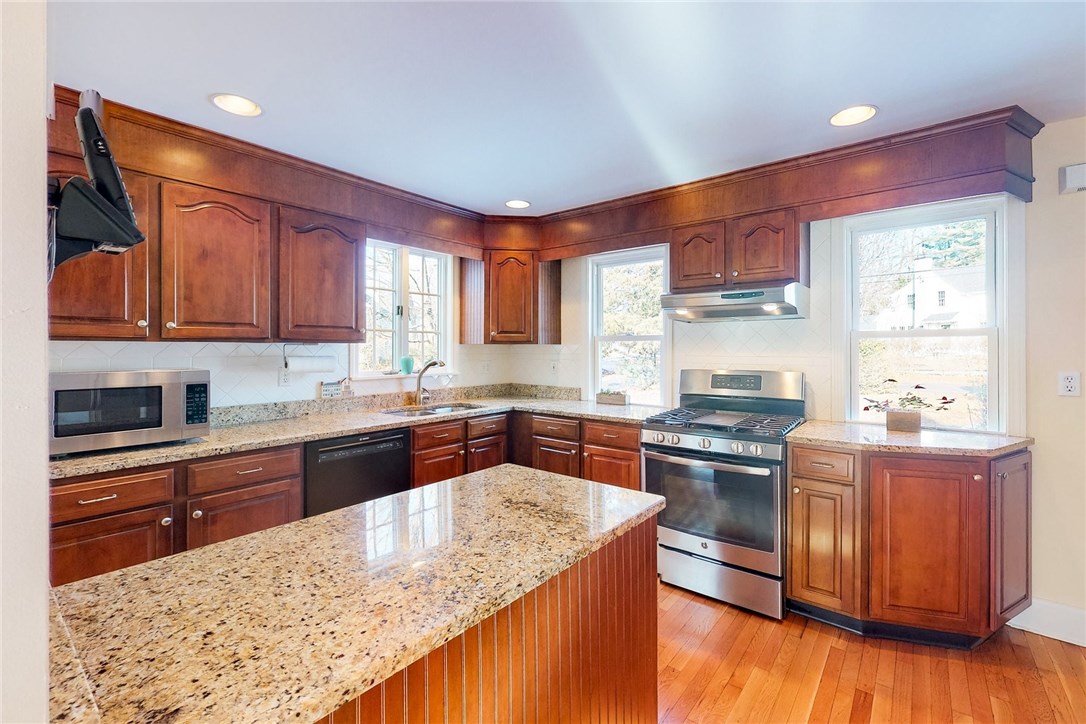 18 Woodland Road Barrington, RI 02806 - Photo 9 of 32 Gallery Image 9