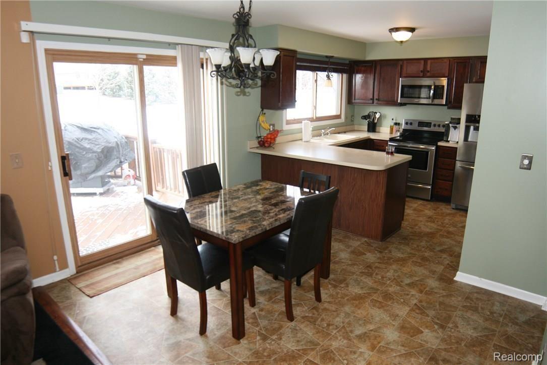 1588 Colony Drive Rochester, MI 48307 - Photo 8 of 18 IMG_7526.JPG